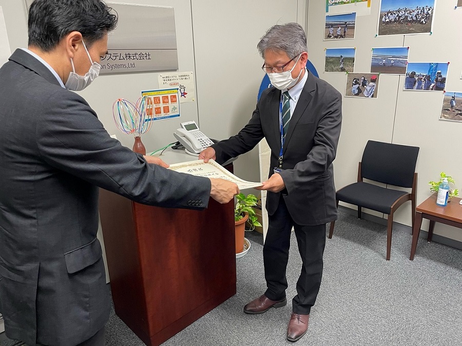 感謝状を受け取る門間さん